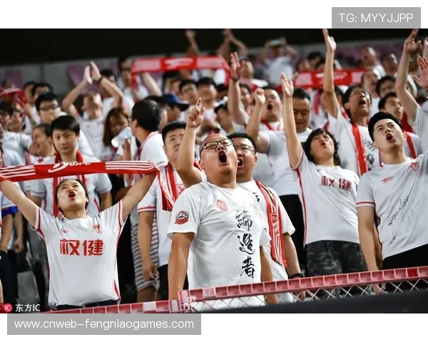 挪威球迷远征团高唱国歌，客场变主场